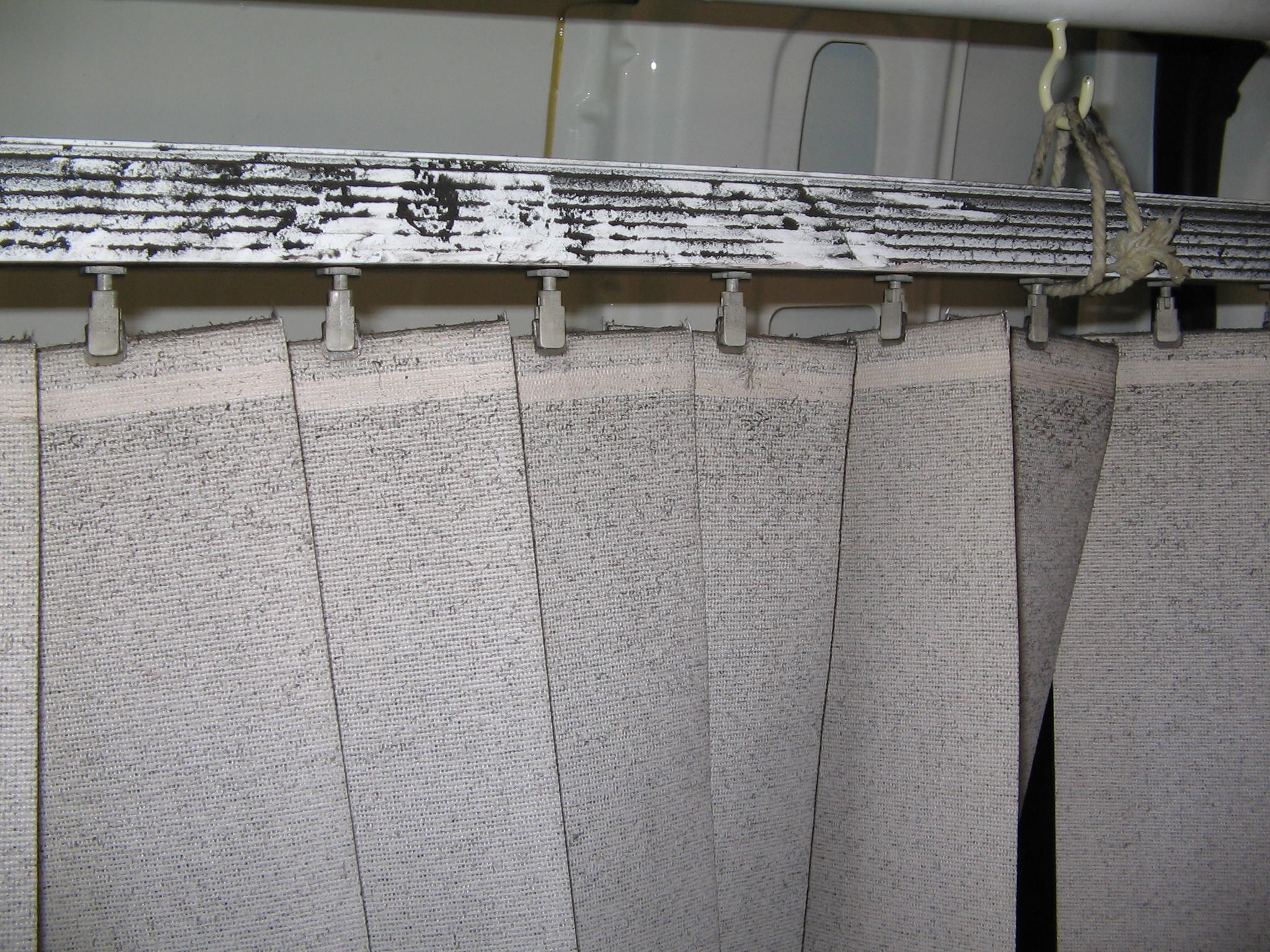 Vertical Blind Clean Commercial (Before)